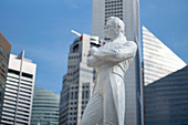 Statue von Sir Stamford Raffles an der Raffles Landing Site auf dem Singapore River, Singapur, Südostasien, Asien