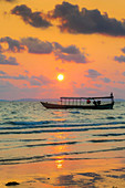 Fischerboot festgemacht vom Strand südlich der Stadt bei Sonnenuntergang, Otres Beach, Sihanoukville, Kambodscha, Indochina, Südostasien, Asien