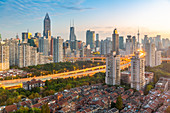 Ansicht der Skyline von Shanghai bei Sonnenaufgang, Luwan, Shanghai, China, Asien