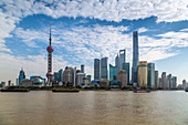 Ansicht der Skyline von Pudong und des Huangpu-Flusses vom Bund, von Shanghai, von China, von Asien