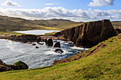 North Ham Bay, tiefe Bucht, erhöhte Aussicht, Klippen aus rotem Granit, Stapel, Town Loch, Muckle Roe Island, Shetlandinseln, Schottland, Vereinigtes Königreich, Europa