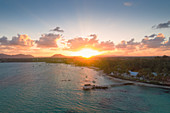 Afrikanischer Sonnenuntergang über tropischer Lagune und Pier, Luftaufnahme, Trou d'Eau Douce, Flacq Bezirk, Ostküste, Mauritius, Indischer Ozean, Afrika
