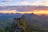 Le Pouce Berg während des afrikanischen Sonnenuntergangs, Luftbild, Moka Range, Port Louis, Mauritius, Afrika