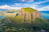 Luftaufnahme des majestätischen Berges mit Blick auf den Ozean, Halbinsel Le Morne Brabant, Schwarzer Fluss, Mauritius, Indischer Ozean, Afrika