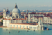 Punta della Dogana und Santa Maria della Salute am Treffpunkt der Kanäle Grand und Giudecca, Venedig, UNESCO-Weltkulturerbe, Venetien, Italien, Europa