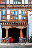 Buddhistischer Mönch, Trongsa Dzong, Trongsa, Bhutan, Asien