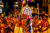 Tamil Hindus feiern ein Festival für Muruga (Ganeshas Bruder) in Paris, Frankreich, Europa