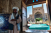 Freundlicher alter Mann im Heiligtum von Khwaja Abd Allah, Herat, Afghanistan, Asien