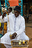 Mann, der Tee vorbereitet, Agadez, Niger, Westafrika, Afrika