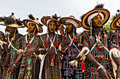 Wodaabe-Bororo-Männer mit Gesichtern, die beim jährlichen Gerewol-Festival gemalt wurden, Balzwettbewerb unter den Wodaabe-Fula-Leuten, Niger, Westafrika, Afrika