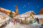 Christmas market and Riga Doms Cathedral at night in winter, Old Town, UNESCO World Heritage Site, Riga, Latvia, Europe