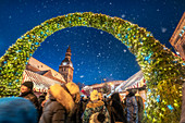 Weihnachtsmarkt und Riga Doms Kathedrale in der Nacht im Winter, Altstadt, UNESCO-Weltkulturerbe, Riga, Lettland, Europa