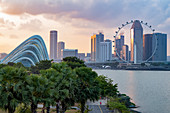 Skyline von Singapur, Nebelwaldkuppel und Singapur-Flieger von den Gärten durch die Bucht in der Dämmerung, Singapur, Südostasien, Asien