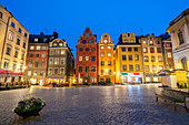 Beleuchtete historische Gebäude in der Abenddämmerung, Stortorget Square, Gamla Stan, Stockholm, Schweden, Skandinavien, Europa