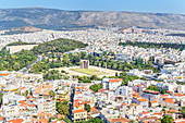Hohe Winkelansicht des Tempels des olympischen Zeus, des Hadriansbogens und des Athener Stadtzentrums, Athen, Griechenland, Europa