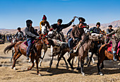 Männer, die ein traditionelles Buzkashi-Spiel, Yaklawang, Afghanistan, Asien üben