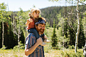 Porträt vom lächelnden Mann, der Tochter auf Schultern trägt im Freien, Uinta-Nationalpark, Utah, USA