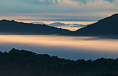 Blue Ridge Mountains mit Nebel bedeckt bei Sonnenaufgang, Georgia, USA