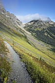 Blick auf den Pacific Crest Trail durch weites Alpental und Wiese, Herbst