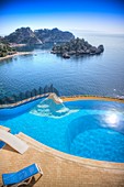 Sizilien Italien Blick auf die berühmte Isola Bella in Taormina