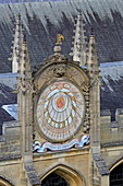 Blick von St. Mary the Virgin Kirche auf die Sonnenuhr im All Souls College, Oxford, Oxfordshire, England