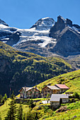 Alpine settlement Obersteinberg with Tschingelhorn and Lauterbrunnen Wetterhorn in the background, Obersteinberg, Bernese Oberland, UNESCO World Heritage Site Swiss Alps Jungfrau-Aletsch, Bernese Alps, Bern, Switzerland