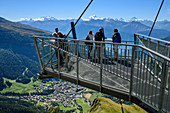 Mehrere Personen stehen auf Aussichtsplattform Gemmi und blicken auf Leukerbad und Walliser Alpen, Gemmi, Berner Alpen, Wallis, Schweiz