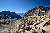 Hütte Baltschiederklause mit Blick über das Baltschiedertal auf Walliser Alpen mit Dom, Baltschiederklause, Berner Alpen, Wallis, Schweiz