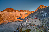 Albert-Heim-Hütte mit Galenstock im Alpenglühen, Albert-Heim-Hütte, Urner Alpen, Uri, Schweiz