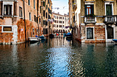 Blick einen Kanal und Fassaden in Cannaregio, Venedig, Venetien, Italien, Europa