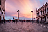 Blick auf den Markuslöwe und Dogenpalast bei Sonnenuntergang, Piazza San Marco, Venedig, Venetien, Italien, Europa