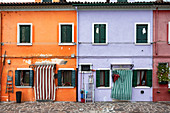 Blick auf die bunten Fassaden in Burano, Lagune von Venedig, Venetien, Italien, Europa