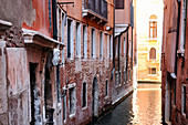 Detailaufnahme von einem geschnitzten Gesicht an einer Hausfassade in San Marco, Venedig, Venetien, Italien, Europa