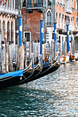 Detailaufnahme von Gondeln am Canale Grande, Venedig, Venetien, Italien, Europa