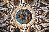 Blick auf die Deckengemälde und Verzierungen im Dogenpalast, Palazzo Ducale, san Marco, Venedig, Venetien, Italien, Europa