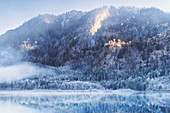 Der Offensee und die umliegenden Berge im Winter, Oberösterreich, Österreich