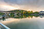 Blick über den Main auf die Löwenbrücke in Würzburg, Unterfranken, Franken, Bayern, Deutschland, Europa