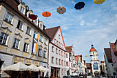 Königstraße und das Mitteltor in Altstadt von Dillingen an der Donau, Bayern, Deutschland