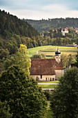 Blick über Firedhofskirche St Gallus zum Schloss Muehlheim, Mühlheim an der Donau, Baden-Württemberg, Deutschland