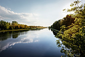 die Donau bei Oberelchingen, Landkreis Neu-Ulm, Bayern, Deutschland