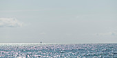 Segelboot vor der Küste, Maremma Regional Park Toskana, Italien