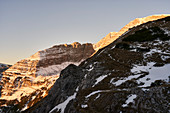 Sonnenaufgang in den Kalkalpen, Oberösterreich, Österreich. Die Felsbänder des Ramesch und Warscheneck werden von der Morgensonne angestrahlt