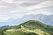 Blick vom Krahbergzinken über die sommerliche Planai in Richtung Dachsteinmassiv, Steiermark, Österreich.