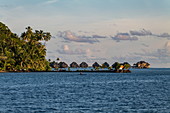 Überwasserbungalows des Conrad Bora Bora Nui Resort, Bora Bora, Leeward Islands, Französisch-Polynesien, Südpazifik