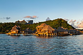 Überwasserbungalows des Conrad Bora Bora Nui Resort, Bora Bora, Leeward Islands, Französisch-Polynesien, Südpazifik