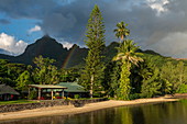 Das malerische Linareva Beach Resort mit Bäumen, Regenbogen und Bergen, Teniutaoto, Moorea, Windward Islands, Französisch-Polynesien, Südpazifik