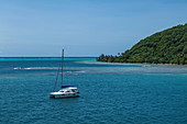 Katamaran Segelboot vor Anker in der Lagune von Moorea, Moorea, Windward Islands, Französisch-Polynesien, Südpazifik
