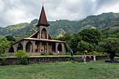 Passagiere vom Aranui 5 Passagierfrachtschiff (Aranui Cruises) besuchen die Kirche, Vaitahu, Tahuata, Marquesas-Inseln, Französisch-Polynesien, Südpazifik