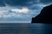 Küste und Gewitterwolken, nahe Fatu Hiva, Marquesas-Inseln, Französisch-Polynesien, Südpazifik