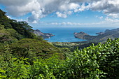 Blick auf üppige Vegetation und die Taiohae Bay, nahe Taiohae, Nuku Hiva, Marquesas-Inseln, Französisch-Polynesien, Südpazifik